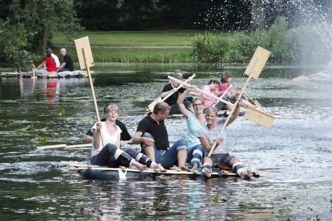 ZUSAMMENSPIEL Flossbau als Betriebsausflug