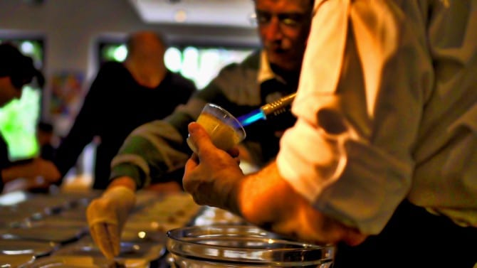 Dessertzubereitung im Kochkurs während Kochevent