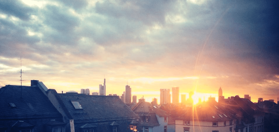 Die Eventagentur und Unternehmensberatung ZUSAMMENSPIEL hat Ihren Sitz in Frankfurts Nordend – denn wir lieben diese Stadt! Daher kennen wir sie auch wie unsere Westentasche und haben zahlreiche Geheimtipps für Firmenevents wie Teambuildings, Incentives oder Kick-Off Events zusammensgestellt, aber auch originelle Ideen für Tagungen und Konferenzen mit Rahmenprogramm, die Ihren Gästen die Stadt von ihrer schönsten Seite zeigt. Frankfurt ist am Puls der Zeit – und alle wichtigen Verkehrsrouten – bundesweit, doch auch in Europa – führen durch die gut erreichbare Metropole am Main. Die Vielzahl an Toptagungshotels in und um Frankfurt bieten einen einzigartigen urbanen Flair – nicht bloß wegen des Blicks auf die Skyline.