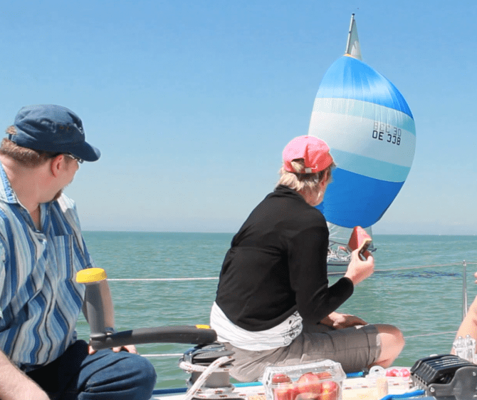 team-segeln-teamevent-picknick-auf-wasser